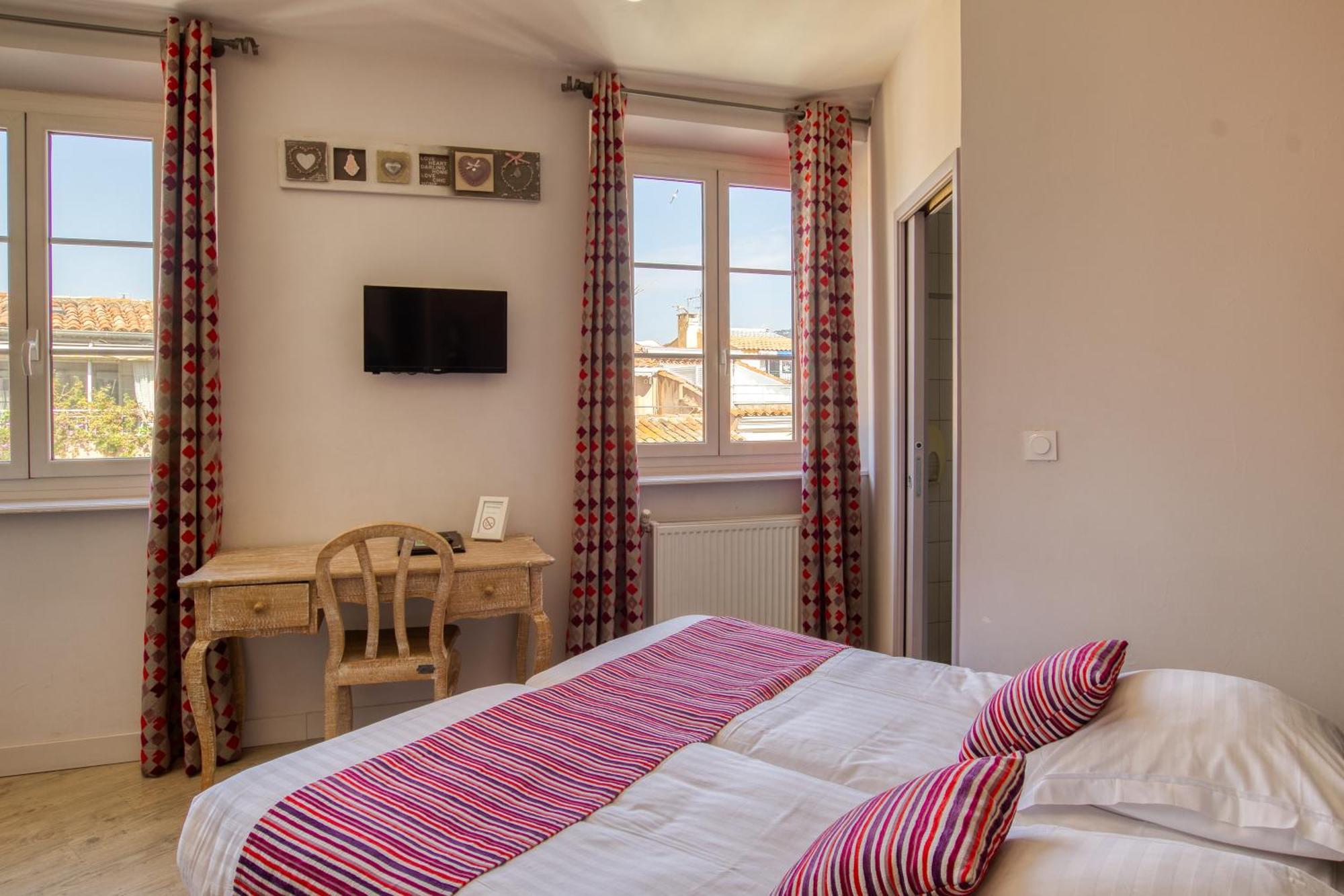 Hotel Restaurant De La Tour Sanary-sur-Mer Zewnętrze zdjęcie