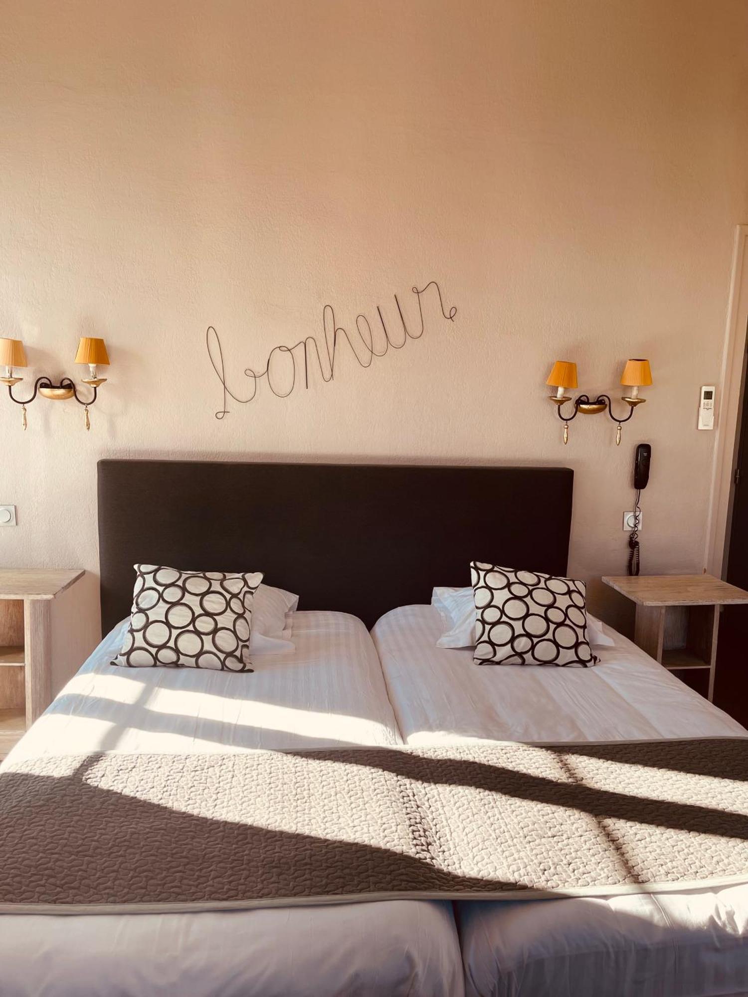 Hotel Restaurant De La Tour Sanary-sur-Mer Zewnętrze zdjęcie