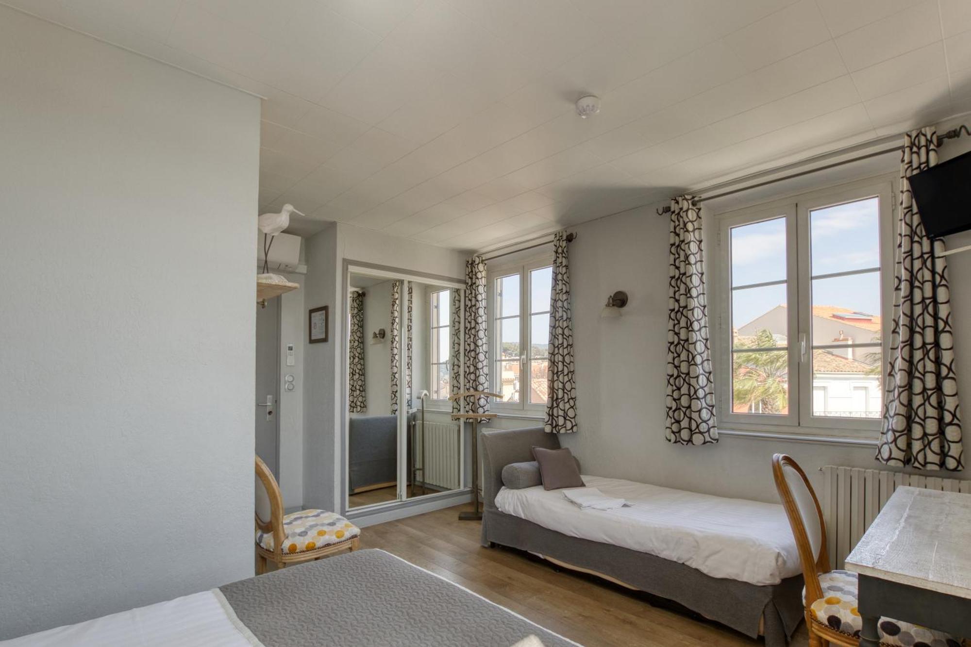 Hotel Restaurant De La Tour Sanary-sur-Mer Zewnętrze zdjęcie